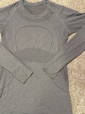 lululemon athletica Long Sleeve Seamless Top in Charcoal Gray